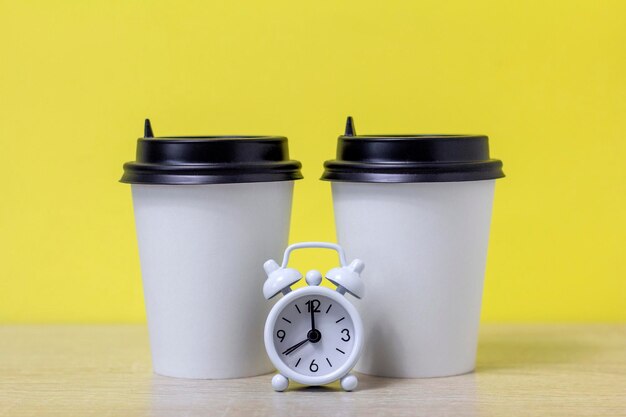 Foto zwei papiertassen mit deckel für kaffee oder tee zeit für kaffee kaffee zu nehmen