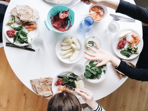 Foto zwei personen beim mittagessen