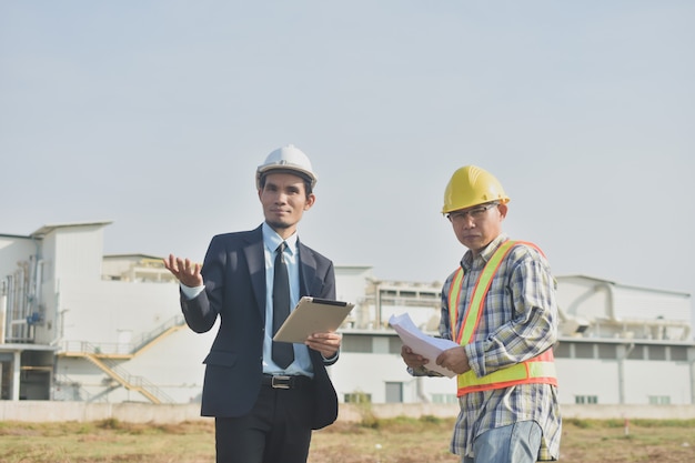 Zwei Personen Geschäftsmann sprechen Kommunikation Architektur Bauprojekt