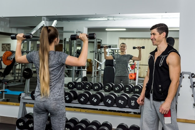 Zwei Personen im Fitnessstudio machen gemeinsam Sport
