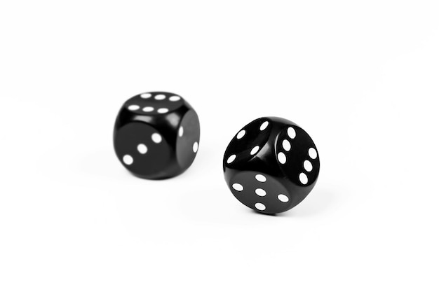 Zwei Pokerwürfel liegen auf einem weißen Hintergrund
