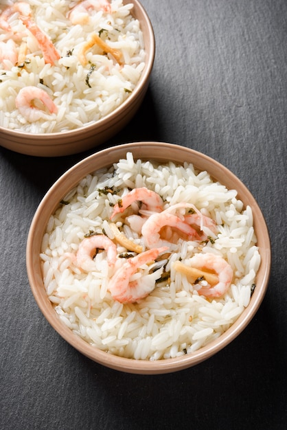 Foto zwei portionen chazuke mit garnelen