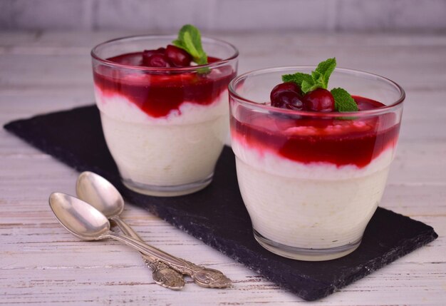 Zwei Portionen Milchreis mit Kirschkuli