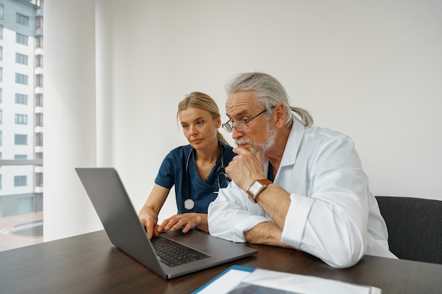 Zwei professionelle Arztkollegen diskutieren die Patientendiagnose im Büro der Medizinklinik