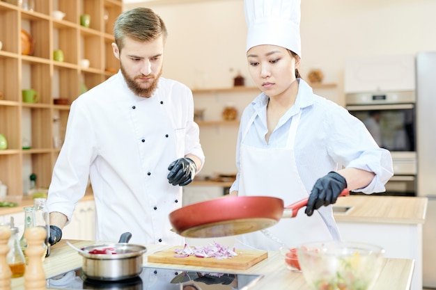 Zwei professionelle Köche bei der Arbeit in der Küche