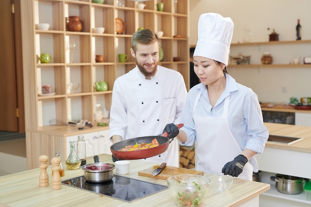 Zwei professionelle Köche bei der Arbeit