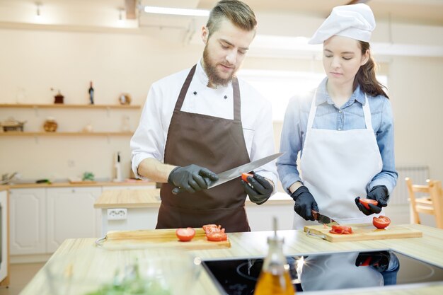 Zwei professionelle Köche kochen