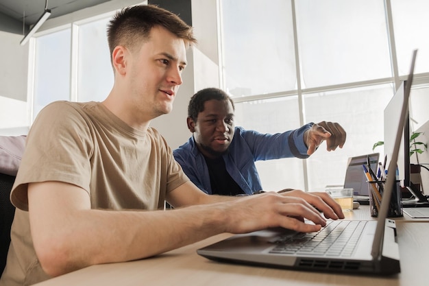 Zwei Programmierer arbeiten im Büro eines Softwareentwicklungsunternehmens Coding technologies