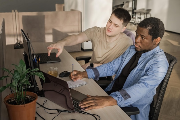 Zwei Programmierer arbeiten im Büro eines Softwareentwicklungsunternehmens, das Technologien codiert