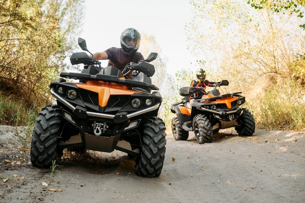 Zwei Quadfahrer fahren im Wald, Vorderansicht