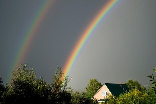 Zwei Regenbogen über dem Bauernhaus.