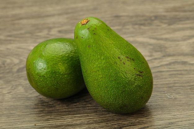 Zwei reife exotische Avocado-Gemüse