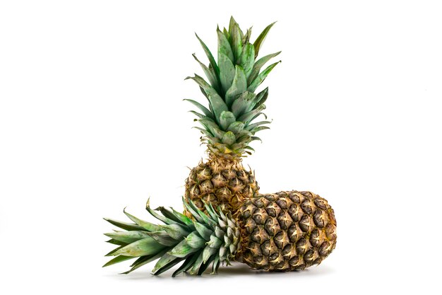 Zwei reife frische Ananas, lokalisiert auf Weiß