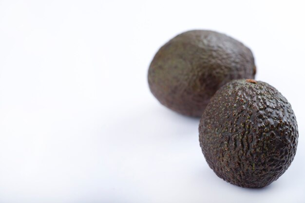 Zwei reife gesunde Avocados lokalisiert auf weißem Hintergrund.