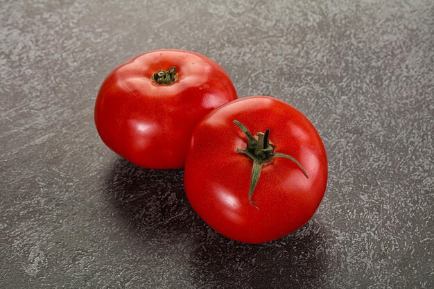 Zwei reife süße Bio-Tomaten