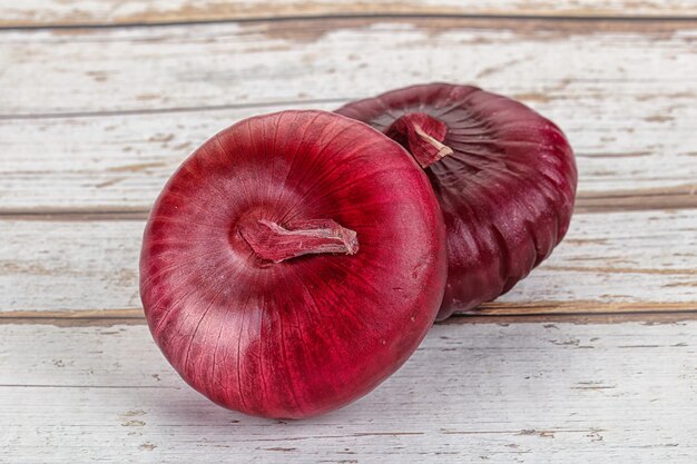 Zwei reife violette Zwiebeln zum Kochen