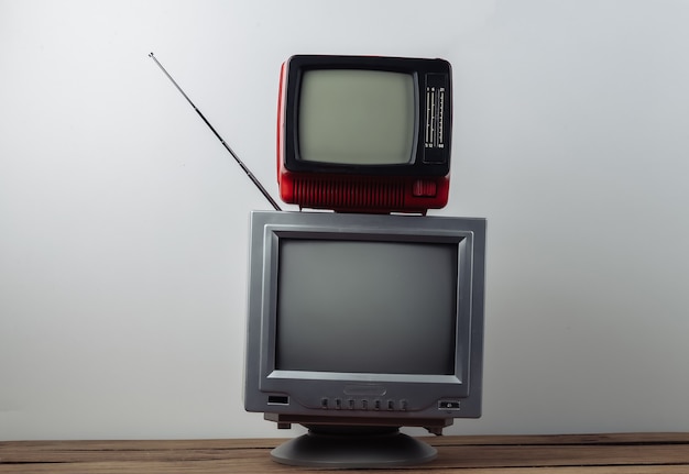 Zwei Retro-altmodische tragbare Fernseher auf weißem Hintergrund. Retro-Medien