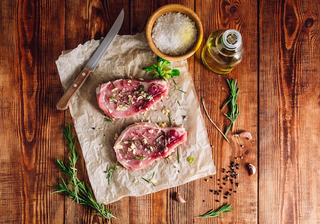 Zwei Rib Eye Steak mit Gewürzen zum Kochen zubereitet. Von oben betrachten.