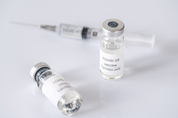 Zwei Röhrchen COVID-19-Coronavirus-Impfstoff