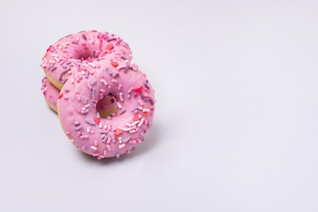 Zwei Rosa süße Donut Blauer Hintergrund Horizontale Textfreiraum Dessert Donut