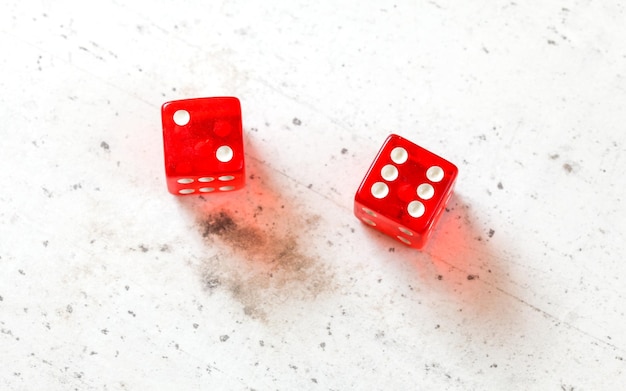 Zwei rote Craps-Würfel, die Easy Eight (Nummer 2 und 6) über Kopf zeigen, schossen auf eine weiße Tafel