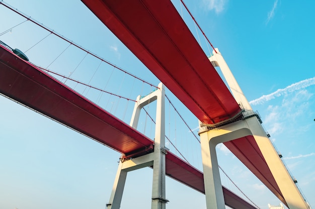 Zwei rote Hängebrücken auf dem Jangtse in Chongqing, China