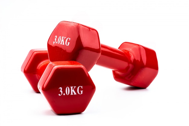Zwei rote Hanteln isoliert mit Kopierraum für Text. 3,0 kg Hantel. Krafttrainingsgeräte. Bodybuilding-Trainingszubehör.