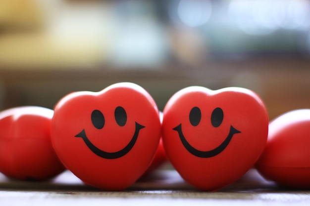 Foto zwei rote kautschukherzen lächeln
