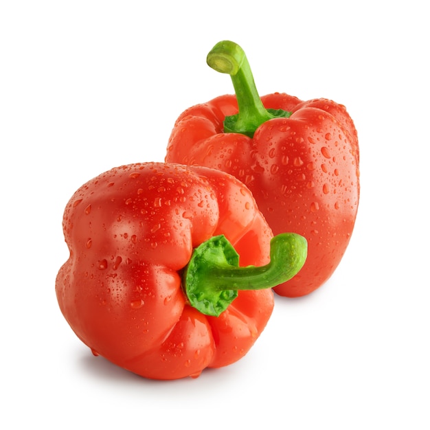 zwei rote Paprika mit Wassertropfen bedeckt