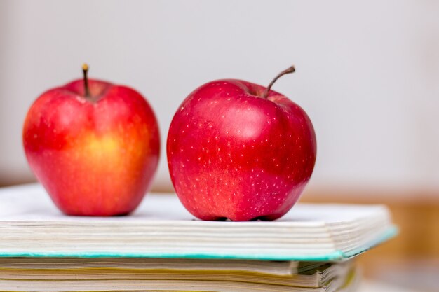 Zwei rote Äpfel auf dem Buch