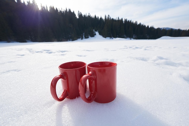 Foto zwei rote teeschüsseln heißen tees trinken im winter im schnee