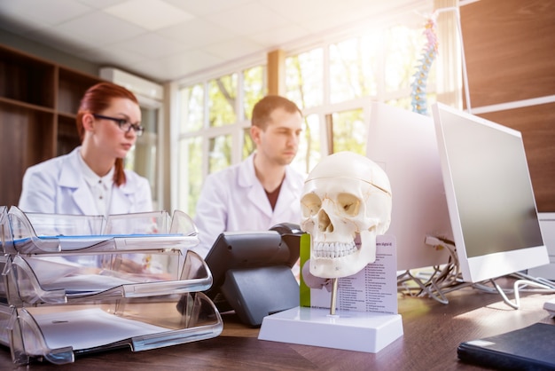 Zwei Ärzte mit medizinischem Rat im Krankenhaus. Medizinische Fragen besprechen.