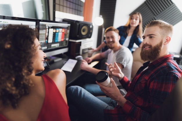 Zwei sänger und tontechniker im tonstudio.