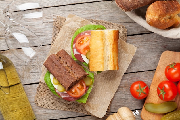 Foto zwei sandwiches und weißwein