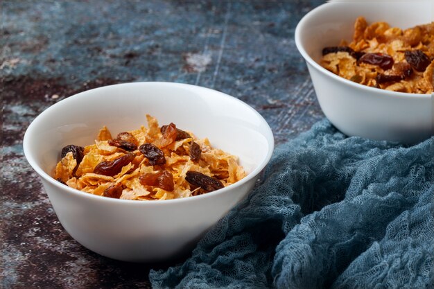 Zwei Schalen Cornflakes auf einem dunklen Tisch