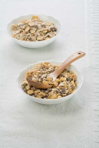 Zwei Schalen mit Müsli