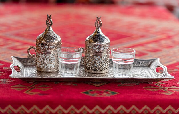 Foto zwei schalen mit traditionellem türkischem getränketürkischem kaffee auf dem tisch