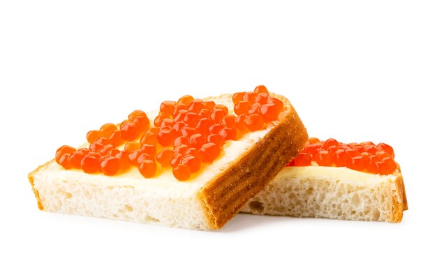 Zwei Scheiben Brot mit rotem Kaviar und Butter Nahaufnahme isoliert