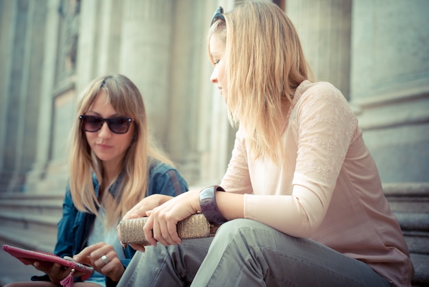 zwei schöne blonde Frauen reden