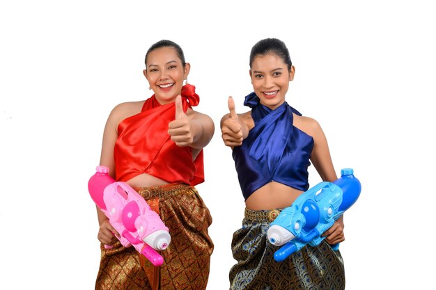 Zwei schöne Frauen im Songkran-Festival mit Wasserpistole