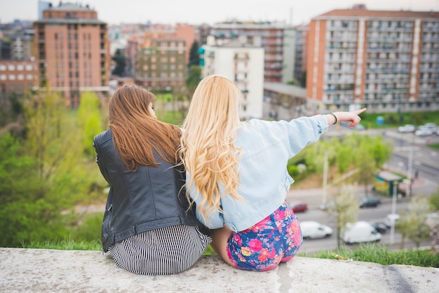 zwei schöne Freunde Mädchen Spaß in der Stadt