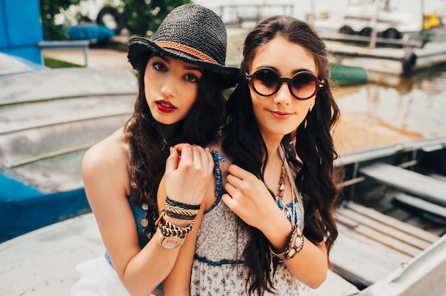 Zwei schöne junge Frauen, die selfie machen