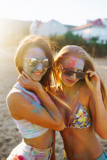 Zwei schöne Mädchen haben eine tolle Zeit auf dem Holi-Festival Spring Break Beach Party Friendship Leisure