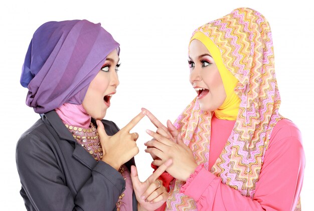 Zwei schöne muslimische Frau, die Spaß zusammen haben