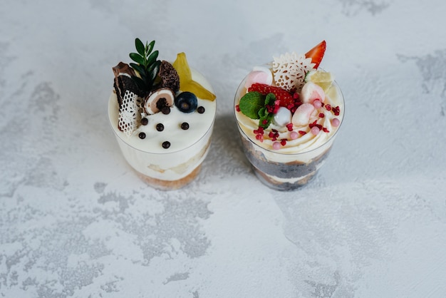 Zwei schöne und köstliche Kleinigkeiten Kuchen Nahaufnahme auf einem hellen Hintergrund. Dessert, gesundes Essen.