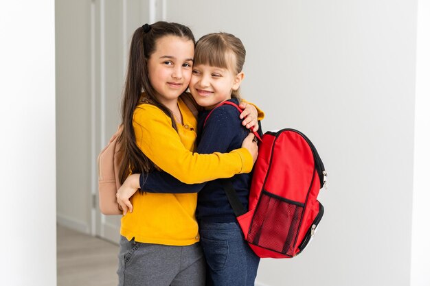 Zwei Schüler der Grundschule, zurück zur Schule.