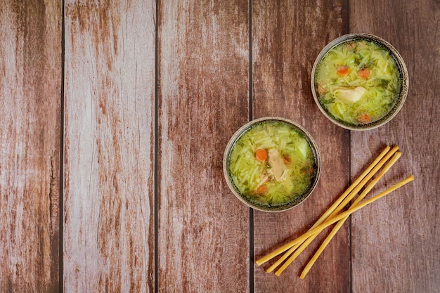 Zwei Schüsseln Hühnernudelsuppe