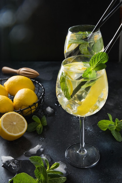 Zwei Schuss Mojito-Cocktail im Glas auf schwarzem Tabellenabschluß oben