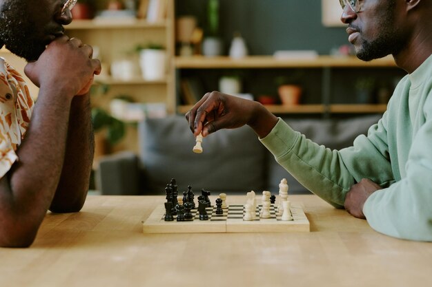 Zwei schwarze Kumpels spielen Schach