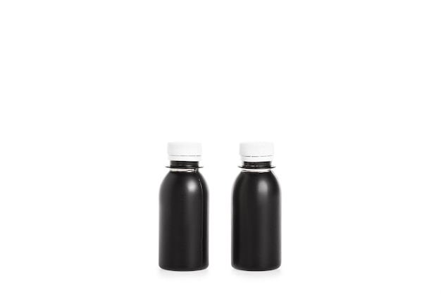 Zwei schwarze Plastikflaschen getrennt auf Weiß